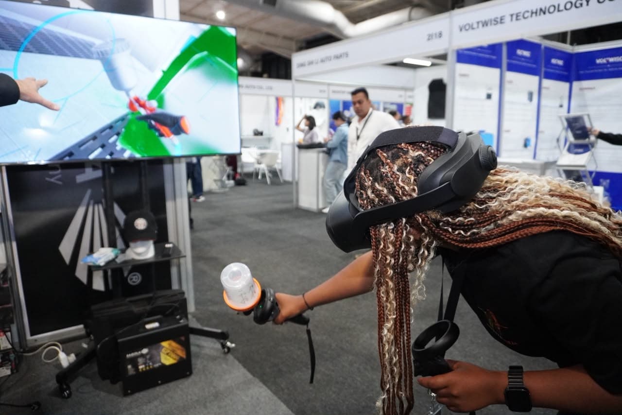 Kamogelo Lesabe, student journalist participating in virtual reality spray painting. Photo taken by Zebrena Ralph