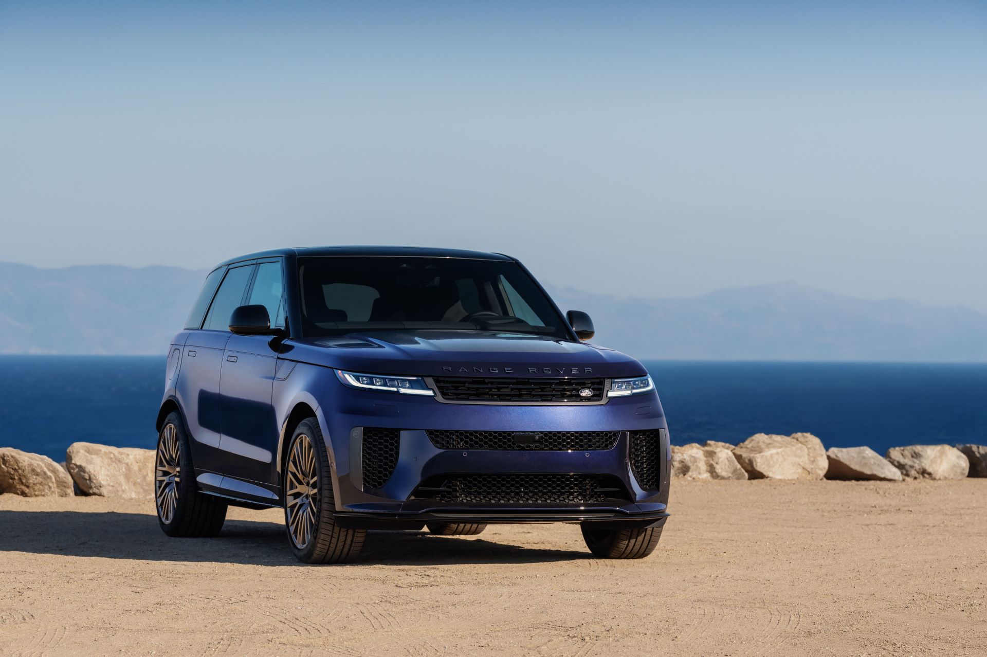 range-rover-unveils-glass-like-paint-finish-for-bespoke-customers